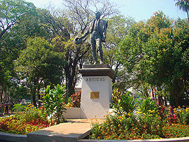 pomn&iacute;k na n&aacute;m�st&iacute; p�ed n&aacute;dra�&iacute;m