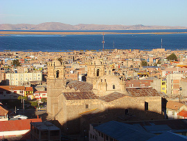 detail katedr&aacute;ly, v pozad&iacute; jezero Titicaca