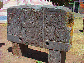 Tiuahuanaco, p&iacute;skovcov&yacute; monolit vedle muzea